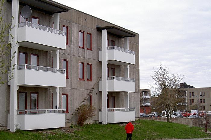 fabriksmålade pelare och balkong